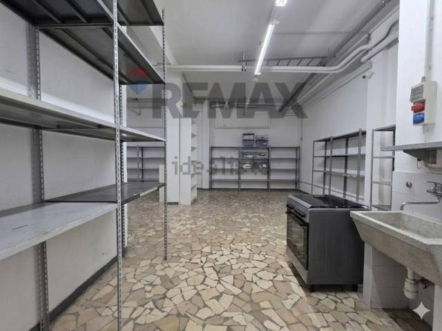 Locale Commerciale in affitto a Casoria, Campania