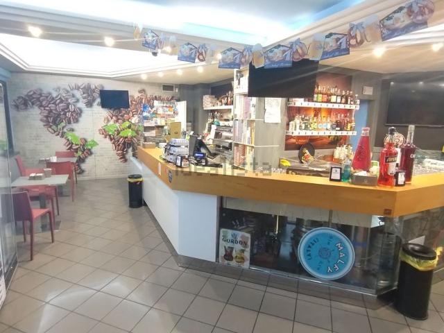 Locale Commerciale in affitto a Marche, Macerata