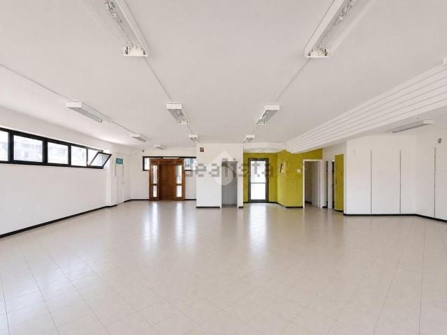 Locale Commerciale in affitto a Unione dei Comuni della Val Vibrata, Sant'egidioalla Vibrata