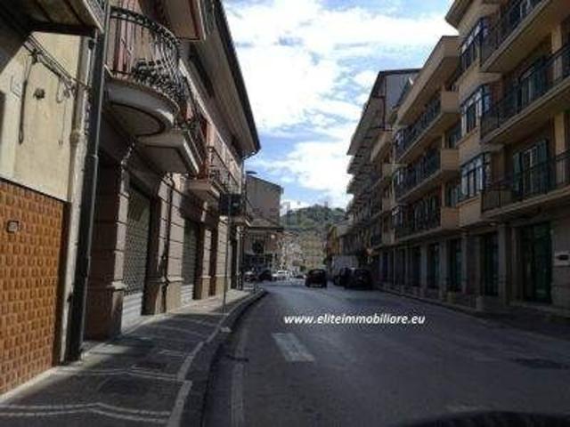 Locale Commerciale in affitto a Atripalda, Campania