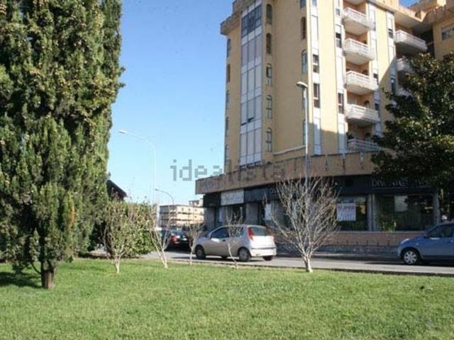 Locale Commerciale in affitto a Città 2000, Benevento