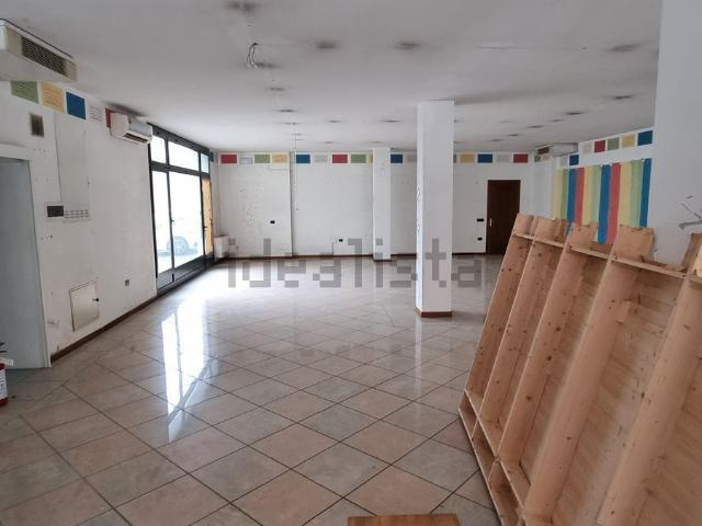 Locale Commerciale in affitto a Tezze Sul Brenta, Vicenza