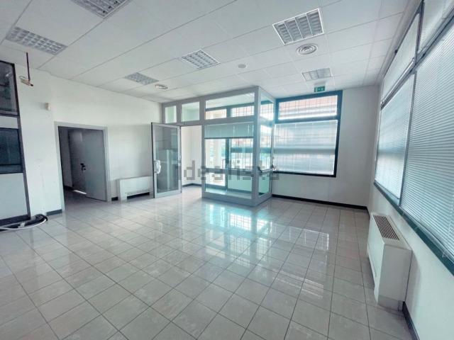 Locale Commerciale in affitto a Casalserugo, Veneto