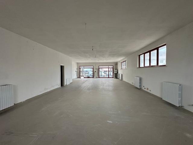 Locale Commerciale in affitto a Unione dei Comuni della Val Vibrata, Martinsicuro