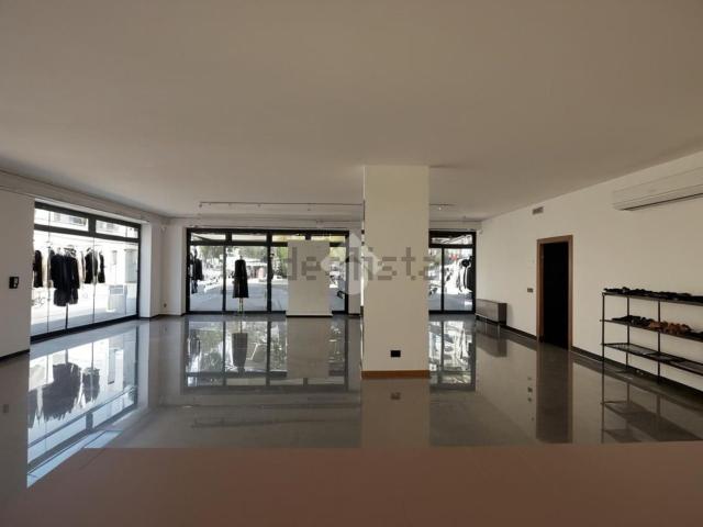 Locale Commerciale in affitto a Fonte, Castello Di Godego