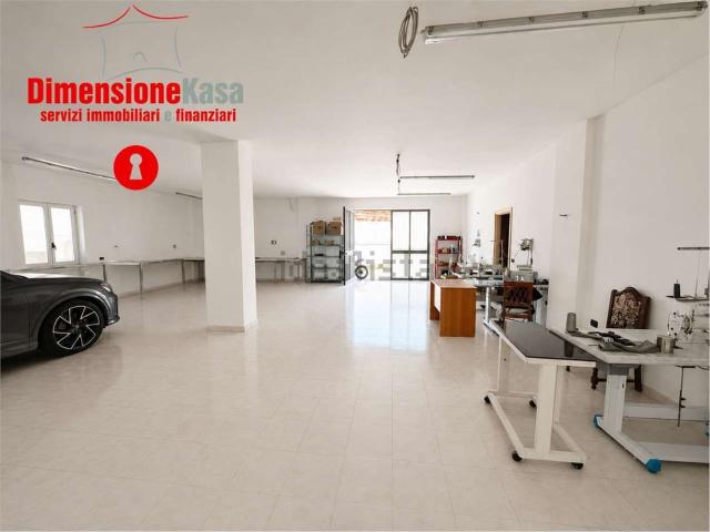 Locale Commerciale in affitto a San Felice A Cancello, Campania