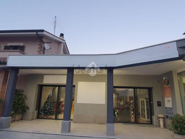 Locale Commerciale in affitto a Madonnina, Ardea