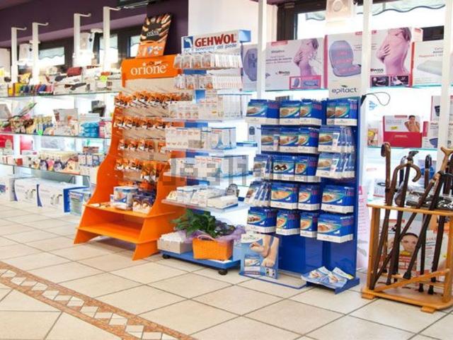 Locale Commerciale in affitto a Romito, Pontedera