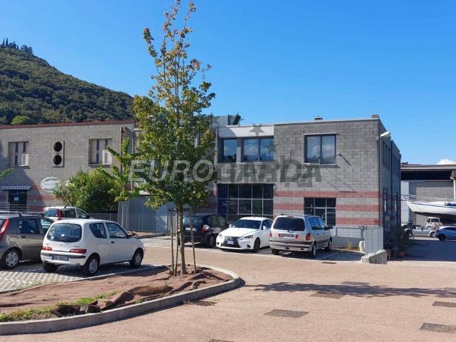 Locale Commerciale in affitto a Garda, Veneto