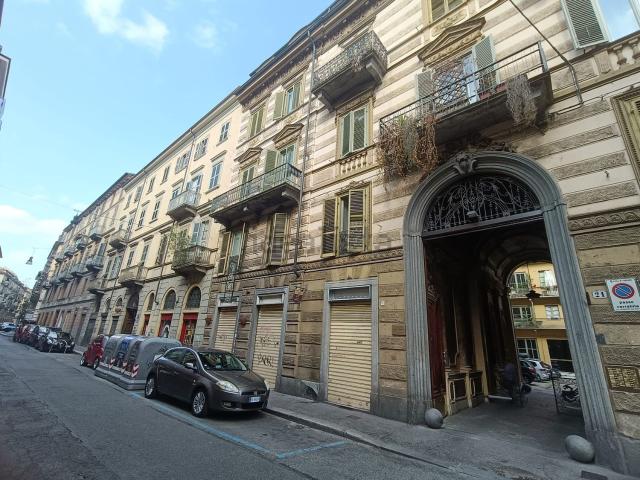 Locale Commerciale in affitto a Circoscrizione 8, Piemonte