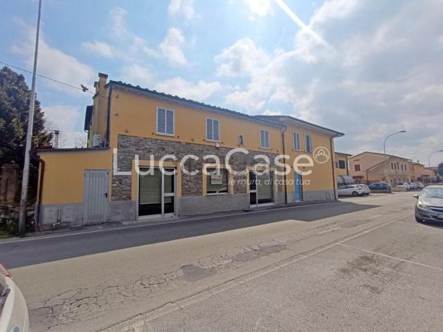 Locale Commerciale in affitto a Capannori, Toscana