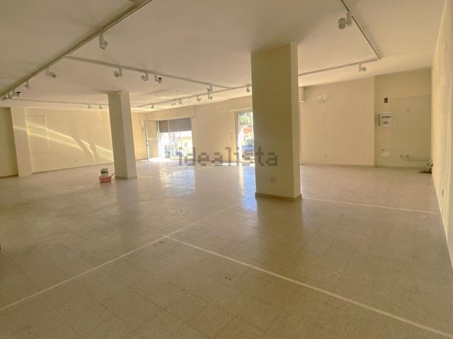 Locale Commerciale in affitto a Calabria, Reggio Calabria