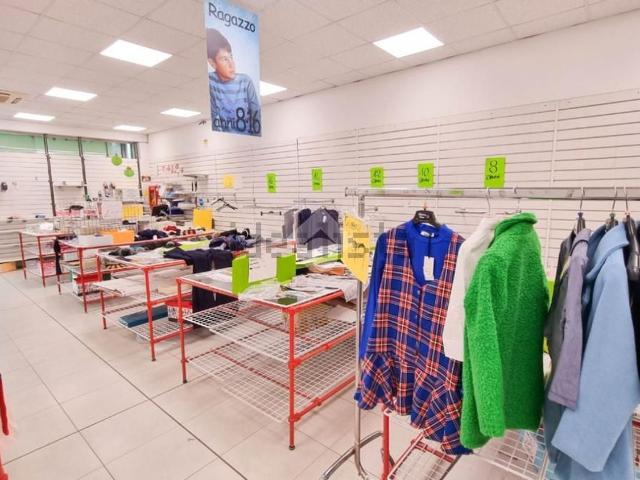 Locale Commerciale in affitto a Osnago, Lombardia