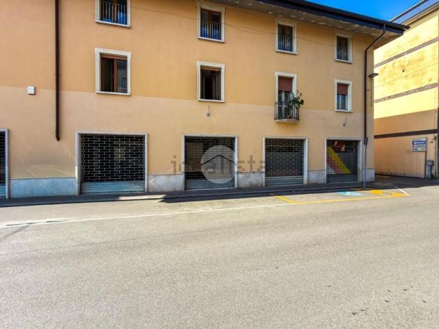 Locale Commerciale in affitto a Flero, Lombardia