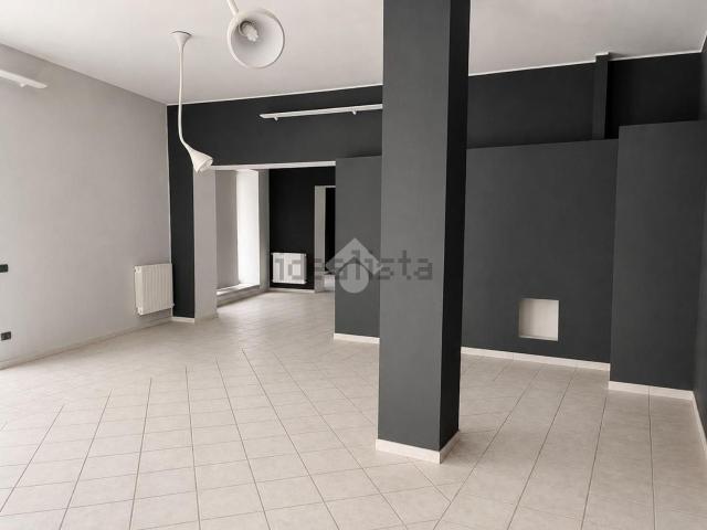 Locale Commerciale in affitto a Cassano D'adda, Lombardia