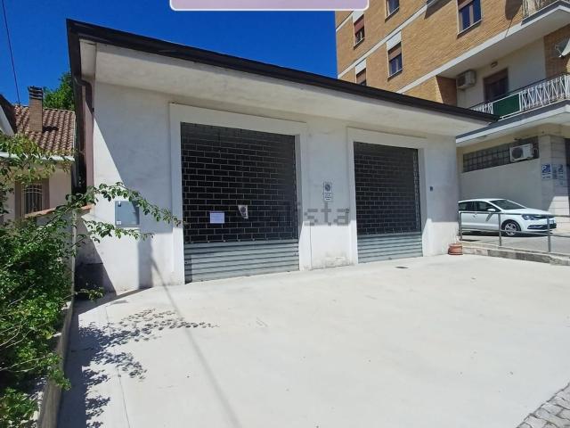 Locale Commerciale in affitto a Frosinone, Lazio