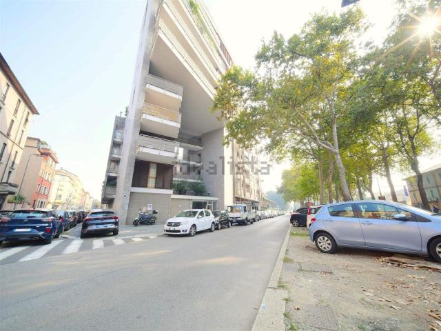 Locale Commerciale in affitto a Municipio 8 di Milano, Milano