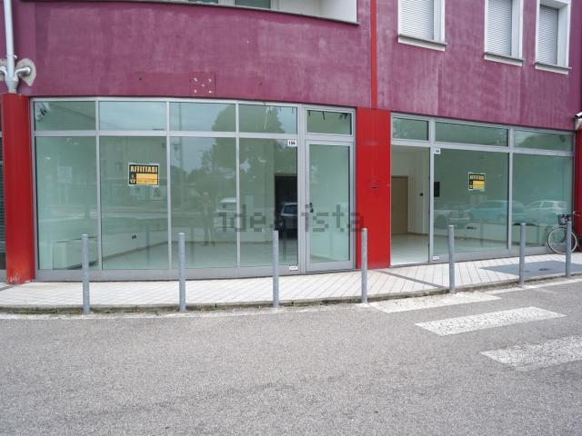 Locale Commerciale in affitto a Montichiari, Lombardia