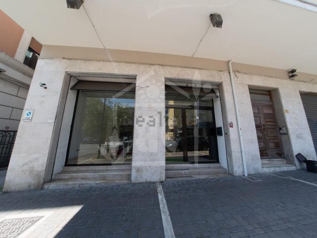 Locale Commerciale in affitto a Pescara, Abruzzo