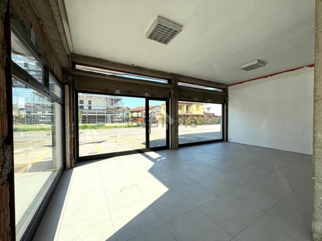 Locale Commerciale in affitto a Olmo, Creazzo
