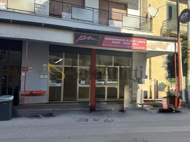Locale Commerciale in affitto a Calabria, Reggio Calabria