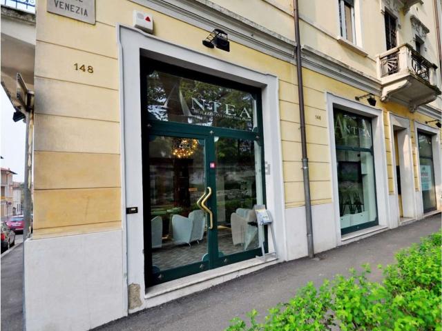 Locale Commerciale in affitto a Zona Centro, Brescia