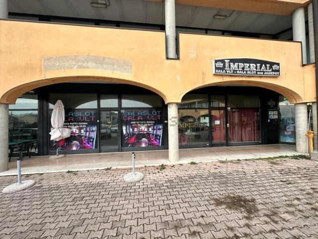 Locale Commerciale in affitto a Illasi, Veneto
