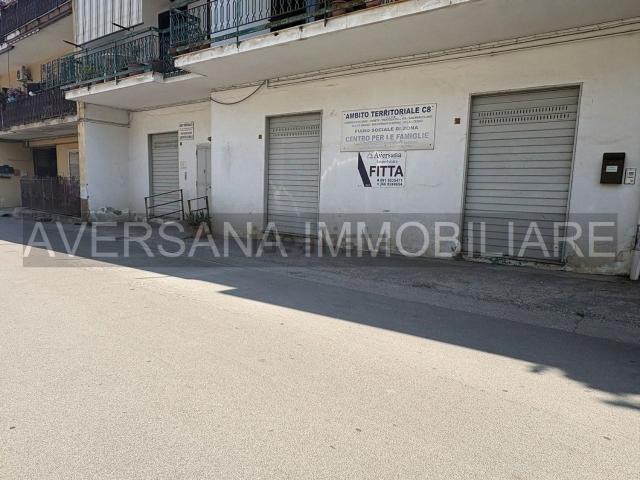 Locale Commerciale in affitto a Parete, Campania