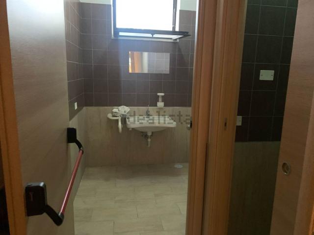 Locale Commerciale in affitto a Casapulla, Campania