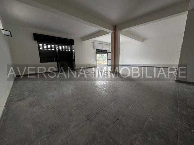 Locale Commerciale in affitto a Giugliano In Campania, Campania