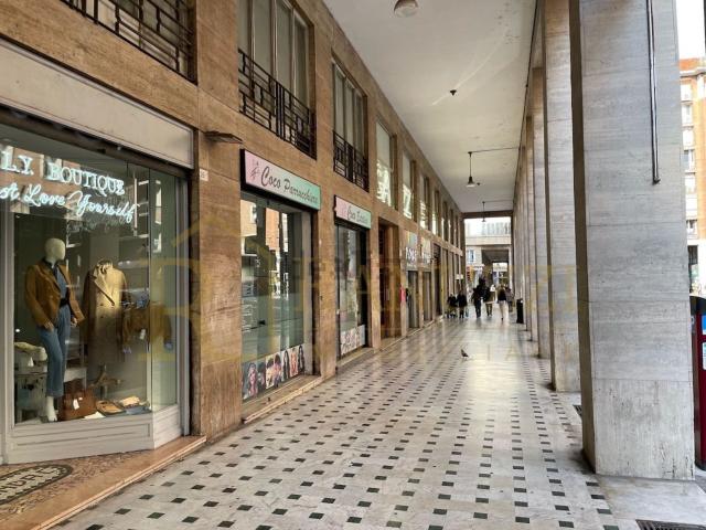 Locale Commerciale in affitto a Porto-Saragozza, Bologna
