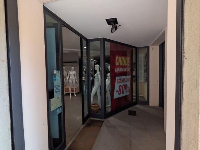 Locale Commerciale in affitto a Abbazia, Sesto Calende