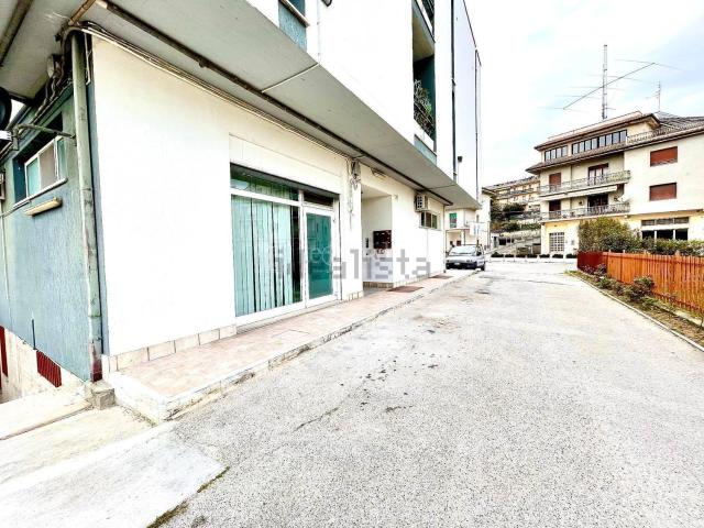 Locale Commerciale in affitto a Stella, Marche