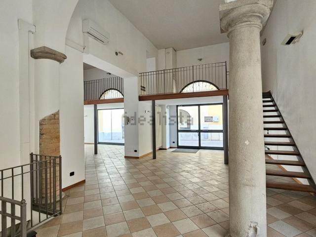 Locale Commerciale in affitto a Treviglio, Lombardia
