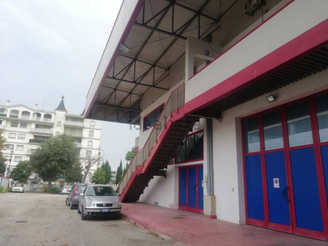 Locale Commerciale in affitto a Montesilvano, Abruzzo