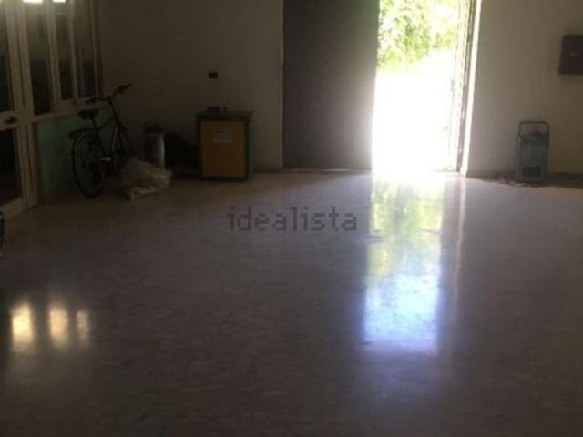 Locale Commerciale in affitto a San Marcellino, Campania
