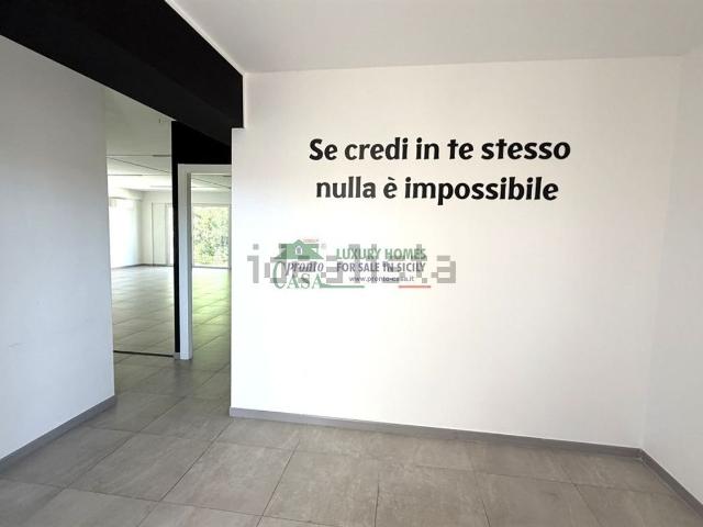 Locale Commerciale in affitto a Ragusa, Sicilia