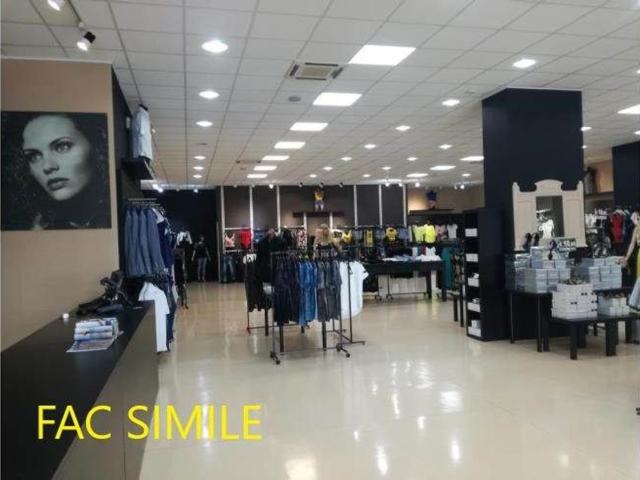 Locale Commerciale in affitto a Centro Direzionale, Prato