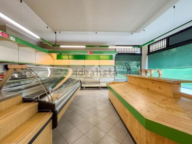 Locale Commerciale in affitto a Barzana, Bergamo