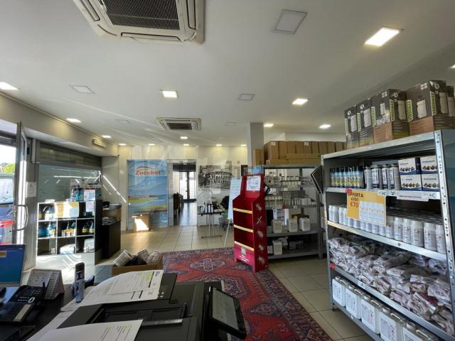 Locale Commerciale in affitto a Osteria del Curato, Roma Capitale