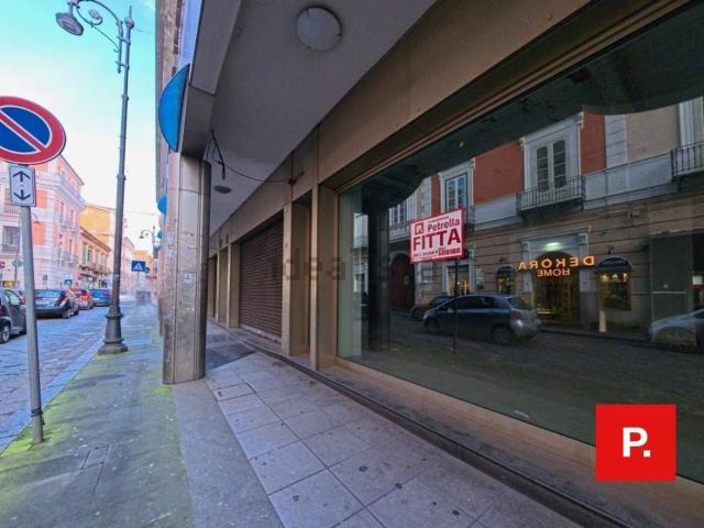 Locale Commerciale in affitto a Sant'Andrea dei Lagni, Santa Maria Capua