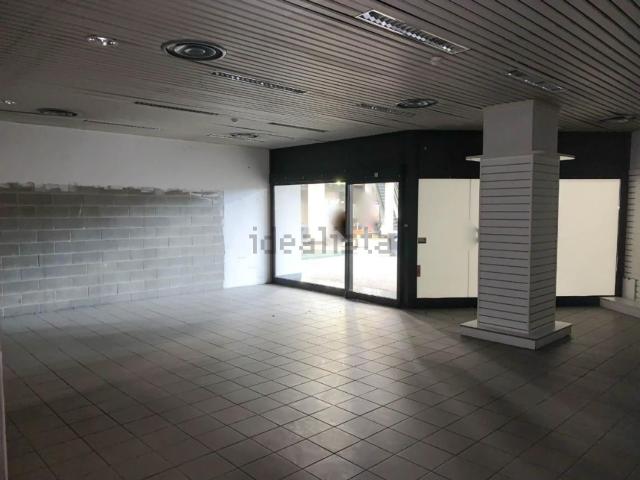 Locale Commerciale in affitto a Maggianico, Lecco