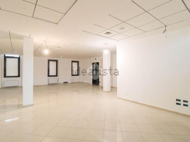 Locale Commerciale in affitto a Unione dei Comuni Bassa Bresciana Occidentale, Orzinuovi