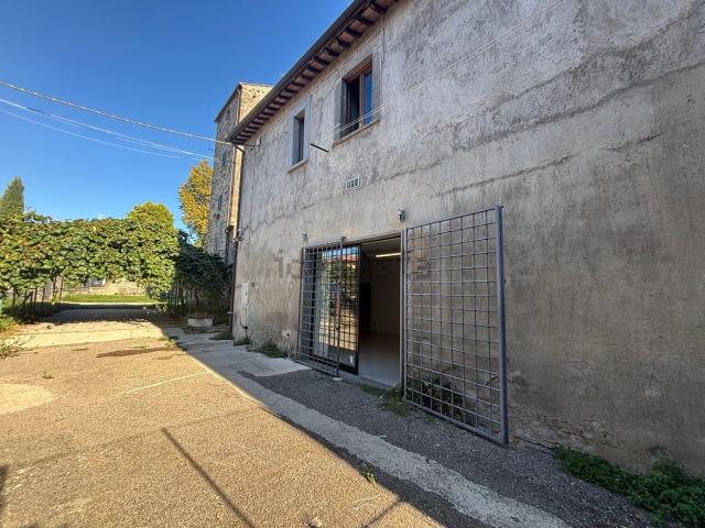 Locale Commerciale in affitto a Bolsena, Viterbo