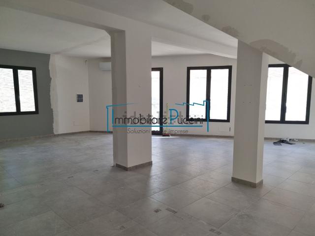 Locale Commerciale in affitto a La Villa, Campi Bisenzio