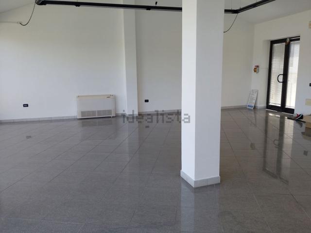 Locale Commerciale in affitto a Commenda, Rovigo