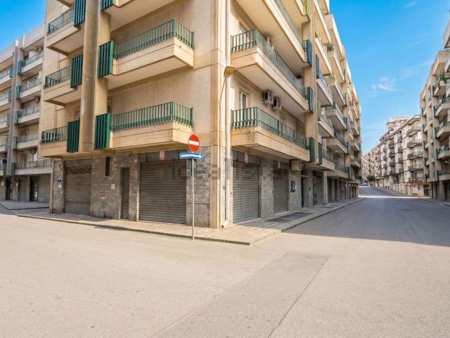 Locale Commerciale in affitto a Puglia, Taranto