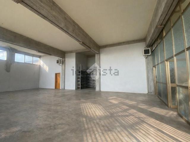 Locale Commerciale in affitto a Mancasale, Re