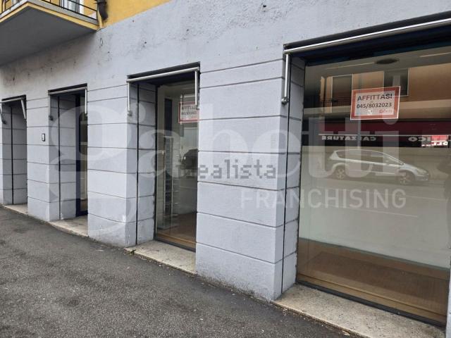 Locale Commerciale in affitto a Sud-Ovest, Brenzone