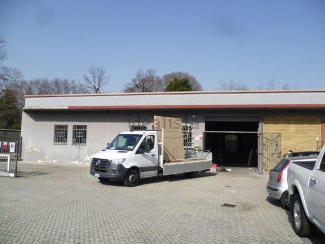 Locale Commerciale in affitto a Triante, Monza